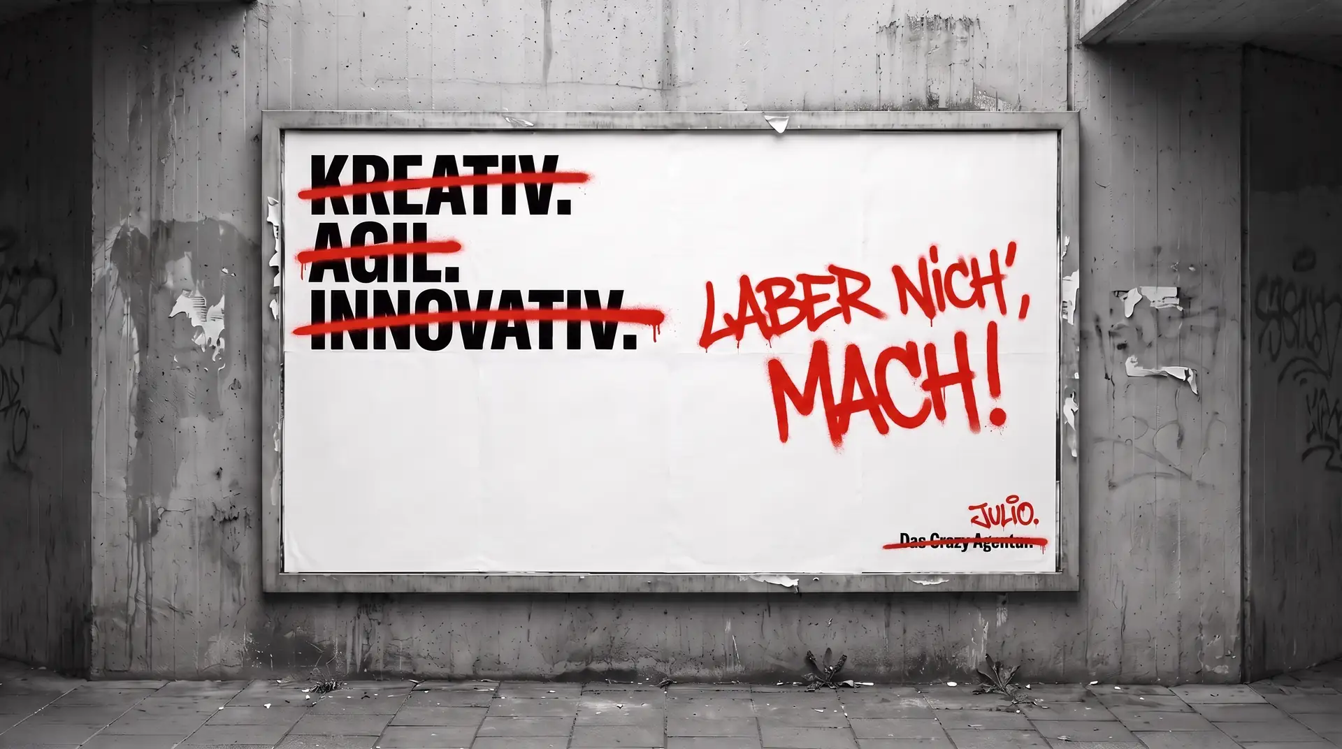Großfläche in einer Unterführung: KREATIV, AGIL, INNOVATIV durchgestrichen, daneben gesprüht Laber nich, mach! JULIO über dem durchgestrichenen Das Crazy Agentur. KI-generiert.
